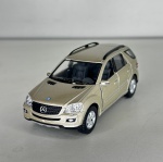 KINSMART - KT5309 - Mercedes Benz ML-Class - Escala 1/36 - Miniatura em metal com pneus de borracha. Peça rica em detalhes, com abertura de portas - Peça em bom estado de conservação, vendida no estado em que se encontra nas imagens.