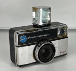KODAK - Câmera Instamatic 155x - Antiga máquina fotográfica da década de 80 - med. 11 cm - Peça vendida no estado em que se encontra nas imagens (Não testada, sem garantia de funcionamento).