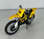 MAISTO - Suzuki RM250 - Escala 1/18 - Miniatura de motocicleta em metal com acabamentos em plástico e pneus de borracha. Acompanha fascículo explicativo - Peça em bom estado de conservação, vendida no estado em que se encontra nas imagens.