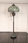 LUMINÁRIAS - Extraordinária luminária de chão estilo Tiffany com base em bronze policromado e finame