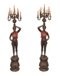 BLACK MOORE - Extraordinário par de candelabros Black Moore em bronze policromado e finamente cinzel