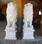 ESCULTURA - Par de Imponentes esculturas em bloco de mármore branco maciço representando "Leões&
