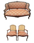 MOBILIÁRIO - Terno composto por Par de poltronas e sofá namoradeira estilo Luis Felipe em madeira de