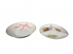 PORCELANA SCHMIDT, duas (2) peças, sendo: A) 1 saladeira confeccionada em porcelana com pintura de laçarote e filete na tonalidade rosa, medindo 6x25cm (bicada na borda) e B) 1 petisqueira com 3 divisórias com pintura de legumes em policromia e assinado BRANCA, medindo 24x25cm.