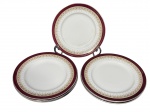 ALFREAD MEAKIN (Inglaterra, 1875-1970), nove (9) pratos para sobremesa confeccionados em faiança inglesa na tonalidade branca, decorados por faixa na tonalidade vinho, guirlanda floral em tom marrom e filete em ouro, 1 apresenta marcas do tempo, 7 medindo 17cm e 2 medindo 16,5cm.