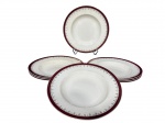 ALFREAD MEAKIN (Inglaterra, 1875-1970), oito (8) pratos fundos confeccionados em faiança inglesa na tonalidade branca, decorados por faixa na tonalidade vinho e guirlanda floral e vegetalista em ouro, apresentam marcas de uso, alguns com leves marcas do tempo e 2 bicados, medindo 25cm de diâmetro.