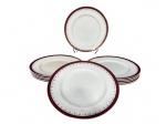 ALFREAD MEAKIN (Inglaterra, 1875-1970), doze (12) pratos rasos confeccionados em faiança inglesa na tonalidade branca, decorados por faixa na tonalidade vinho, guirlanda floral em tom marrom e filete em ouro, apresentam marcas do tempo e 6 bicados, medindo 22,5cm.