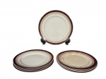 ALFREAD MEAKIN (Inglaterra, 1875-1970), nove (9) pratos para sobremesa confeccionados em faiança inglesa na tonalidade branca, decorados por faixa na tonalidade vinho, guirlanda floral em tom marrom e filete em ouro, apresentam marcas do tempo, e 1 bicado, 5 medindo 17cm e 4 medindo 16,5cm.