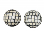 DIVERSOS, par (2) de esferas confeccionadas em massa na tonalidade preta com apliques de placas em madre pérola, medindo 12cm.