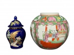 PORCELANA ORIENTAL, lote com duas (2) peças confeccionadas em porcelana oriental, sendo: A) 1 pequeno potiche esmaltado na tonalidade azul cobalto com pintura de faisão e elementos florais em policromia com realces em ouro, medindo 13x5cm e B) 1 vaso ao gosto Familia Rosa, ricamente decorada por elementos florais, vegetalistas e figuras em policromia com realces em ouro, medindo 14x7,5cm.