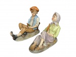 ESCULTURAS, duas (2) escultura confeccionadas em biscuit representando casal de camponeses comendo melancia esmaltado em policromia, medindo 15x19x10cm e 16,5x20x9,5cm, menino com bicado na melancia.