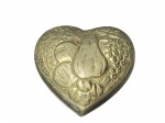 METAL PRATEADO, uma (1) caixa porta joias no formato de coração confeccionada em metal espessurado a prata com cinzelado de frutos e folhagens, medindo 6x10x10cm.