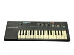 INSTRUMENTO MUSICAL, um (1) teclado eletrônico portátil da Casio, modelo SK-10, ícone dos anos 1980 e referência absoluta no universo da música eletrônica vintage. Equipado com a famosa função sampling, permite gravar sons externos pelo microfone embutido e reproduzi-los pelas teclas, recurso revolucionário para a época e hoje altamente valorizado por colecionadores, músicos e produtores. Apresenta corpo em plástico preto, teclado compacto com 32 teclas, painel superior com seletores de timbres, ritmos, efeitos, controle de tempo, memória, reverse e loop, além de alto-falante integrado. Design marcante e estética tipicamente oitentista, acondicionado em caixa original com desgastes, não possui fonte, não testado e sem garantia de funcionamento, medindo 13x40,5cm.