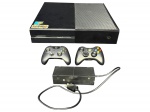 VIDEO GAME, um (1) console de videogame Microsoft Xbox One, modelo 1540, fabricado no Brasil, conforme etiqueta original no corpo do aparelho. Apresenta design clássico em acabamento preto fosco, com grelha superior ventilada e leitor frontal de mídia. Acompanha dois (2) controles originais Xbox (1 para o One e 1 para 360), sem bateria, fonte de alimentação faltando cabo, não testado e sem garantia de funcionamento, vendido no estado.
