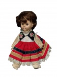 COLECIONISMO, uma (1) boneca de coleção confeccionada em plástico emborrachado, vestes em tecido nas tonalidades vermelha, preto e branca, olhos articulaveis, cabelos escuros, marcado na nuca GINNY, medindo 20cm.