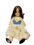 COLECIONISMO, uma (1) boneca de coleção confeccionada em plástico emborrachado, vestes em tecido apresentando desgastes e marcas do tempo, olhos articuláveis, vendida no estado da foto, medindo 34cm.