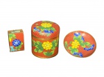 CLOISONNÉ, lote com três (3) peças confeccionadas em cloisonné na tonalidade vermelha com pintura floral em rica policromia e elementos geométricos em douração, sendo: A) 1 caixa cilíndrica, medindo 8x7,5cm, leves mossas e sinais de oxidação, B) 1 prato decorativo, mossa na borda, medindo 9cm e C) 1 suporte para caixa de fósforo, medindo 6x4cm, sinais de oxidação e leves mossas.