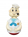 COLECIONISMO, um (1) boneco POPYE (Popeye, o Marinheiro), confeccionado em material plástico, do tipo boneco oscilante (vai-e-volta / balanceável), com base arredondada que permite movimento lateral. Representa o personagem em traje clássico de marinheiro, com detalhes em azul, branco e vermelho. Peça de caráter decorativo e colecionável, típica de produções das décadas de 1960/1970. Apresenta desgaste na pintura e sinais do tempo, conforme fotos, medindo 21,5cm.