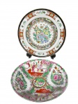 PORCELANA ORIENTAL, lote com dois (2) pratos decorativos confeccionados em porcelana oriental na tonalidade branca, sendo: A) 1 ricamente decorada por elementos geométricos, florais e vegetalistas, centro com vaso de flores em rica policromia com realces em ouro, medindo 23,5cm e B) 1 ao gosto Familia Rosa, decorado por figuras, elementos florais, vegetalistas em rica policromia com realces em ouro, medindo 23cm.