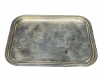 CHRISTOFLE (É uma renomada marca francesa fundada em 1830 por Charles Christofle), uma (1) bandeja retangular confeccionada em metal francês espessurado a prata com a borda cinzelada em caneluras, medindo 26,5x20,5cm.