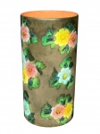 FAIANÇA WEISS, um (1) vaso cilíndrico confeccionado em cerâmica vitrificada na tonalidade cinza com pintura de elementos florais em rica policromia e interior em tom barro, medindo 24,5x12,5cm.