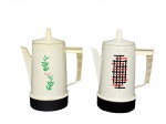 DIVERSOS, duas (2) cafeteiras vintage confeccionados em plástico rígido da marca REGAL na tonalidade branca, sendo 1 com decoração abstrata nas tonalidades preta e vermelha, medindo 28cm e 1 decorado por flores e folhagens em policromia e inscrição café, medindo 28cm.