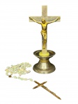 ARTE SACRA, lote com duas (2) peças, sendo: A) 1 crucifixo de mesa confeccionado em metal espessurado a prata com Cristo em douração, base cônica com faixa cinzelada por elementos vegetalistas em metal dourado, medindo 31x14,5cm e B) 1 grande terço com monture em metal fosco, contas em porcelana com esmaltagem furtacor, medindo 105cm de comprimento.