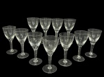 CRISTAIS, onze (11) taças para vinho confeccionadas em cristal translucido, haste facetada, apoiada sobre base circular, medindo 16x7,5cm.