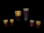 VIDROS, lote com seis (6) peças confeccionadas em vidro translucido ao gosto anos 50, sendo: A) 1 coqueteleira e 3 copinhos em vidro nacarado na tonalidade vinho decorado por faixas em ouro (apresenta leves falhas na douração, medindo 15,5x11x10,5cm e copinhos 8,5x6cm e B) 1 coqueteleira e 1 copinho em vidro nacarado na tonalidade roxa, decorada por faixas em ouro (falhas na douração), coqueteleira medindo 20x8,5cm e copinho 8x6cm.