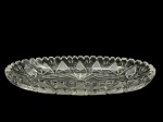 CRISTAL, um (1) centro de mesa oval confeccionado em cristal translucido com rica lapidação de palmas, pingos de diamante, sulcos e elementos geométricos em baixo relevo, borda dentada e fundo estrelado medindo 4,5x34x12cm.