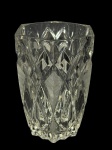 CRISTAL, um (1) vaso confeccionado sextavado confeccionado em demi-cristal translucico com lapidação geométrica e pingos de diamante, medindo 20,5x13x13cm,