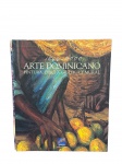 LIVROS, um (1) volume intitulado Arte Dominicano 18442000, subtitulado Pintura, Dibujo, Gráfica y Mural. Publicação ilustrada dedicada à história e evolução das artes visuais na República Dominicana, abrangendo pintura, desenho, gravura e muralismo, do século XIX ao final do século XX. Exemplar em capa brochura ilustrada, ricamente iconografado, com textos críticos e históricos. Apresenta bom estado geral de conservação, com leves sinais de manuseio compatíveis com o uso, sem faltas aparentes.