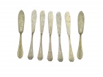 METAL PRATEADO, lote com sete (7) espátulas para pastas confeccionadas em metal espessurado a prata, sendo: A) 5 da manufatura WOLFF, cabo cinzelado por arabescos, e B) 2 da manufatura EBERLE, cabo cinzlado por caneluras, finalizado por folhagens.