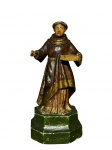 ARTE SACRA, um (1) imaginário confeccionada em madeira entalhada a mão representando Santo Antônio, ausência do Menino Jesus e do lírio, leves falhas na patina, medindo 22cm de altura.