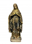 ARTE SACRA. Século XIX, uma (1) imaginária confeccionada em madeira entalhada a mão representando Santa Rita de Cássia, patina em tom azul com realces florais em ouro, olhos em vidro, apresentando quebra em ambas mãos, vide foto, falhas na patina, vendida no estado da foto, medindo 28cm de altura.