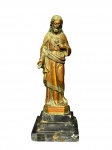 ARTE SACRA, um (1) imaginário confeccionado em bronze representando Sagrado Coração de Jesus Cristo, apoiado sobre base escalonada em mármore escuro (bicados nas laterais), medindo 25cm.