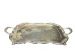 METAL PRATEADO, uma (1) bandeja retangular da manufatura F.B. Rogers Silver Co., confeccionada em metal espesurado a prata com fundo cinzelado em elementos florais e vegetalistas, borda em arabescos e flores, medindo 65x37cm.