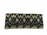 ACESSÓRIO FEMININO, uma (1) bolsa clutch da marca MOYNA, confeccionada em missangas na tonalidade preta e prateada formando frisos tremidos, interior em tecido acetinado, medindo 10x23cm.