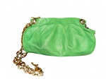 ACESSÓRIO FEMININO, uma (1) bolsa da marca MARA MAC, confeccionada em couro na tonalidade verde, interior em tecido na tonalidade azul, 1 bolso interno e 2 divisórias, alça em material sintético e elos de metal dourado, manchas internas e leves sinais de uso, medindo 26x40cm.