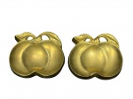 BRONZES, par (2) de cinzeiros confeccionados em bronze no feitio de fruto, medindo 9x10,5cm.