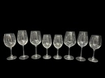 CRISTAIS e VIDROS, lote com oito (8) taças para vinho de diferentes tamanhos confeccionadas em cristal/vidro translucido, corpo bojudo, haste cilíndrica, apoiada sobre base circular, sendo; A) 1 em vidro medindo 24,5x7,5cm, B) 1 em cristal medindo 24,5x7cm, marcado RIDEL, C) 2 em cristal SPIEGELAU, medindo 21,5x6,5cm (1 bicada), D) 2 em cristal SPIEGELAU, medindo 22x7cm e E) 2 em cristal, medindo 25x6cm.