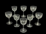 CRISTAIS, oito (8) taças para vinho confeccionadas em cristal translucido, lapidado por formas ovais e estrelas em baixo relevo, haste cilíndrica, apoiada sobre base circular, 4 medindo 12x6,5cm (2 bicada) e 4 medindo 11,5x6cm.