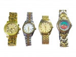 RELÓGIOS, lote com quatro (4) relógios de pulso de modelos, tamanhos, decorações e materiais distintos, sendo 3 em metal dourado e 1 em metal prateado, vendidos no estado, sem garantia de funcionamento ou autenticidade, caixas medindo 3,5cm.
