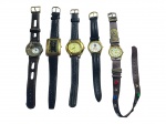 RELÓGIOS, lote com cinco (5) relógios de pulso de modelos, tamanhos, decorações e materiais distintos, sendo 4 em metal dourado e 1 em metal prateado, vendidos no estado, sem garantia de funcionamento ou autenticidade, maior caixa medindo 4,5x3cm e menor 3cm.