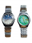 RELÓGIOS, lote com dois (2) relógios de pulso da manufatura ORIENT, automáticos clássicos, ambos com mostrador 3 estrelas e calendário duplo (dia e data), confeccionados em aço inox, 1 com pintura preta (falhada) e mostrador azul e branco e outro na tonalidade verde (faltando coroa), apresentam sinais de uso, verde funciona e azul necessita reparo, caixas medindo 3,5cm.