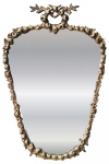 ESPELHO, um (1) espelho de parede bisotado com moldura em bronze com rico cinzelado de rosáceas e parte superior em vazados, apresenta leves sinais de oxidação no espelho, medindo 62x41cm.
