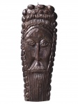 ARTE AFRICANA, uma (1) talha confeccionada em madeira escura entalhada a mão representando figura masculina de traços solenes, com barba longa estilizada, olhos amendoados e rica composição geométrica no coroamento e laterais, evocando máscaras rituais da tradição africana, assinado no verso, vide foto, medindo 86x32cm.