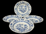 Hutschenreuther, Selb, Bavária, Alemanha (Esse tipo de marca foi amplamente utilizado no período do século XX, especialmente entre as décadas de 1930 e 1970, em peças de mesa fina, jogos de jantar, pratos decorativos e porcelanas artísticas), quatro (4) pratos fundos confeccionados em porcelana alemã na tonalidade branca com decoração dita CEBOLINHA na tonalidade azul, medindo 25,5cm.