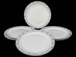 PORCELANA RENNER MEDAILLON, seis (6) pratos rasos confeccionados em porcelana nacional na tonalidade branca com borda decorada por guirlanda floral em monocrmomia com perolados e realces em prata, medindo 25cm.