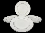PORCELANA VISTA ALEGRE (Manufatura portuguesa fundada em 1824, referência mundial em porcelana fina), seis (6) pratos para rasos confeccionadas em porcelana de fabricação nacional na tonalidade branca, decorada por filetes em prata, medindo 27cm.
